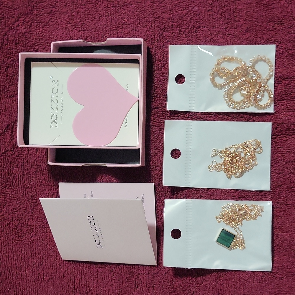 NWOT, DOZZIOR 14k plated women's layered necklace